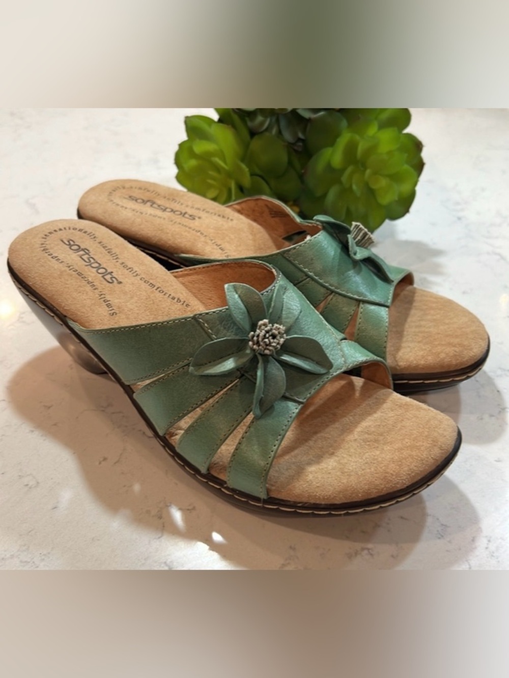 Softspots Green Leather Flower Sandals Open Toe Strap Sz 9